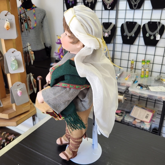 NWT the little dummer boy from the Ashton-Drake galleries 1994 - Picture 2 of 10